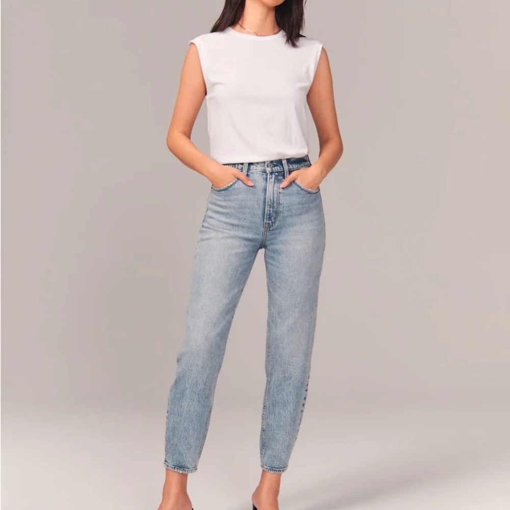 Abercrombie & Fitch High-Rise 80s Mom Jean (Light Blue, size 32L)